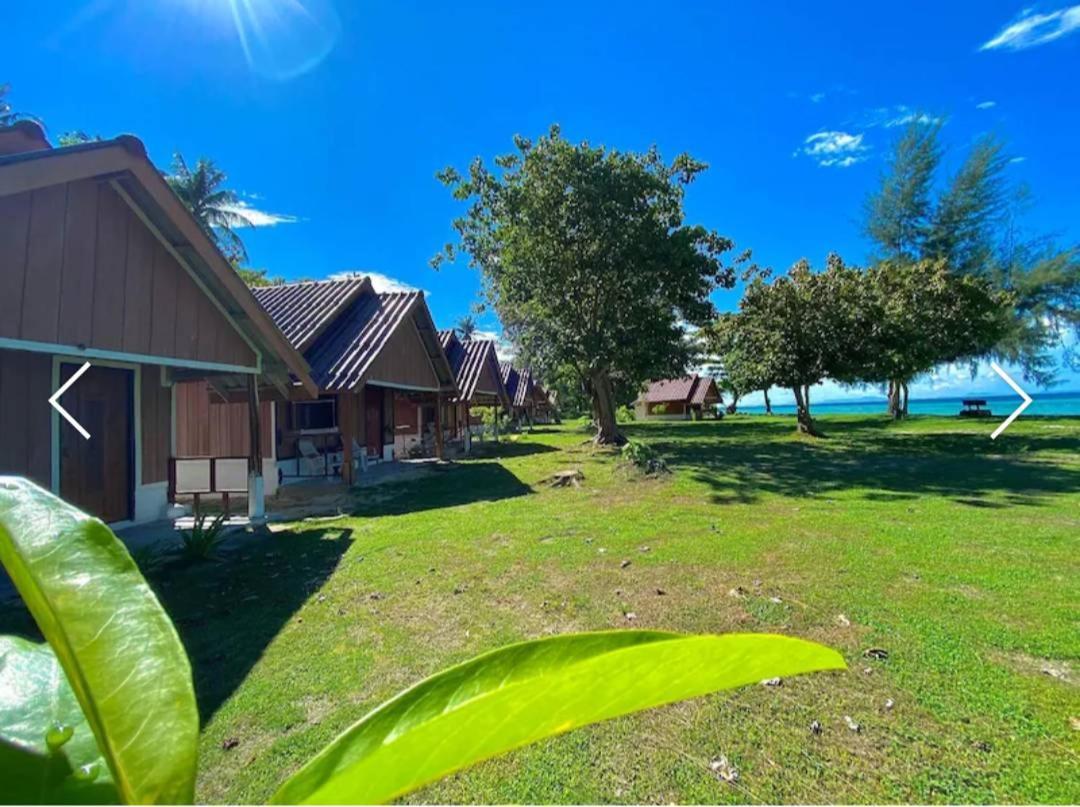 Koh Ngai Seafood Hotel Exterior photo