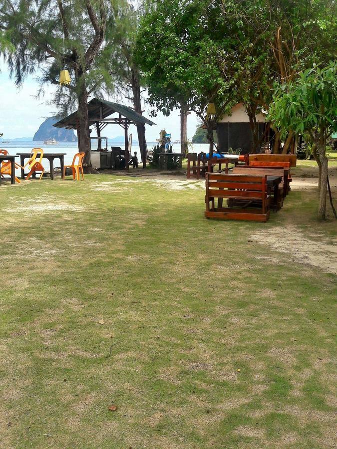 Koh Ngai Seafood Hotel Exterior photo