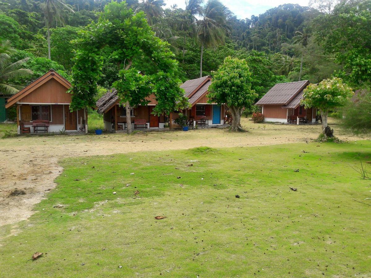 Koh Ngai Seafood Hotel Exterior photo