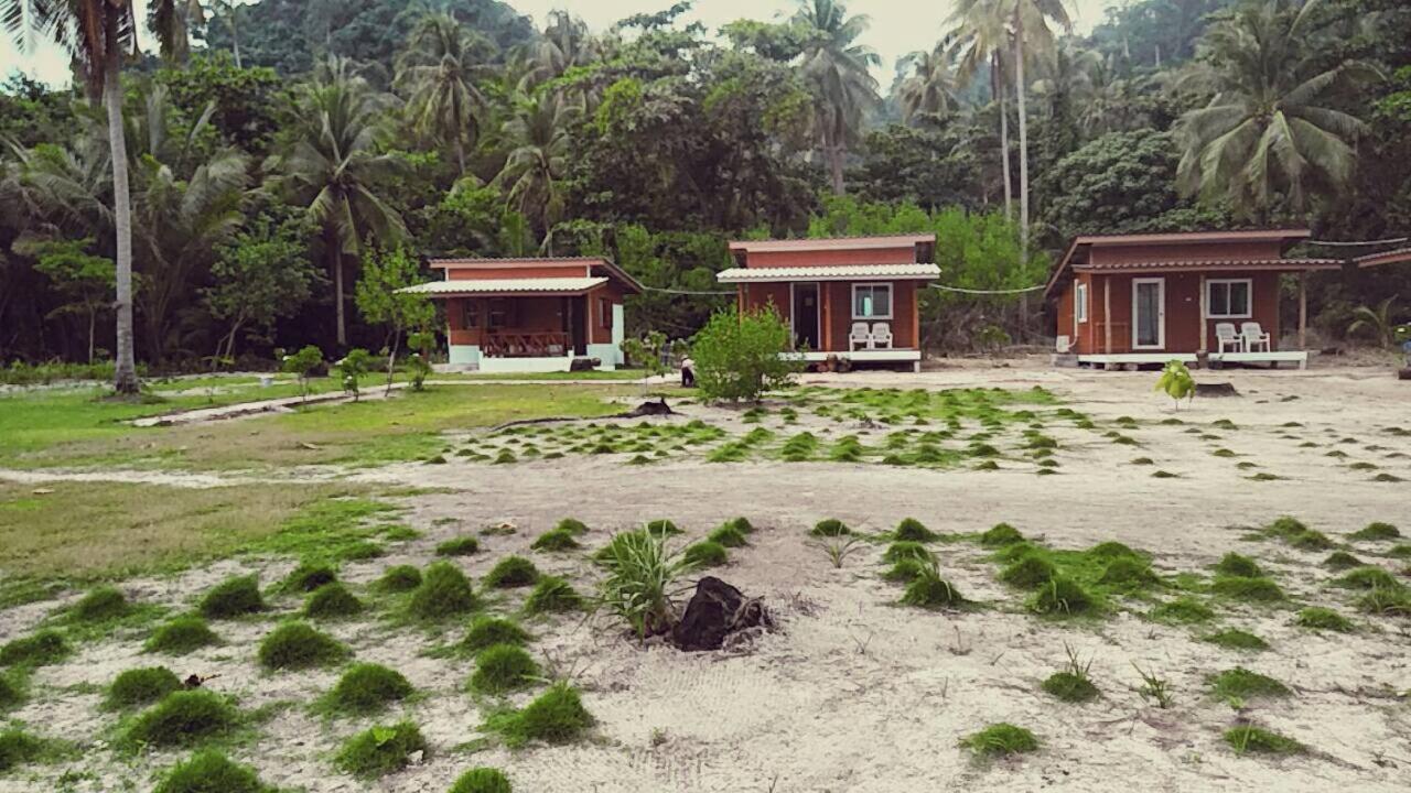 Koh Ngai Seafood Hotel Exterior photo