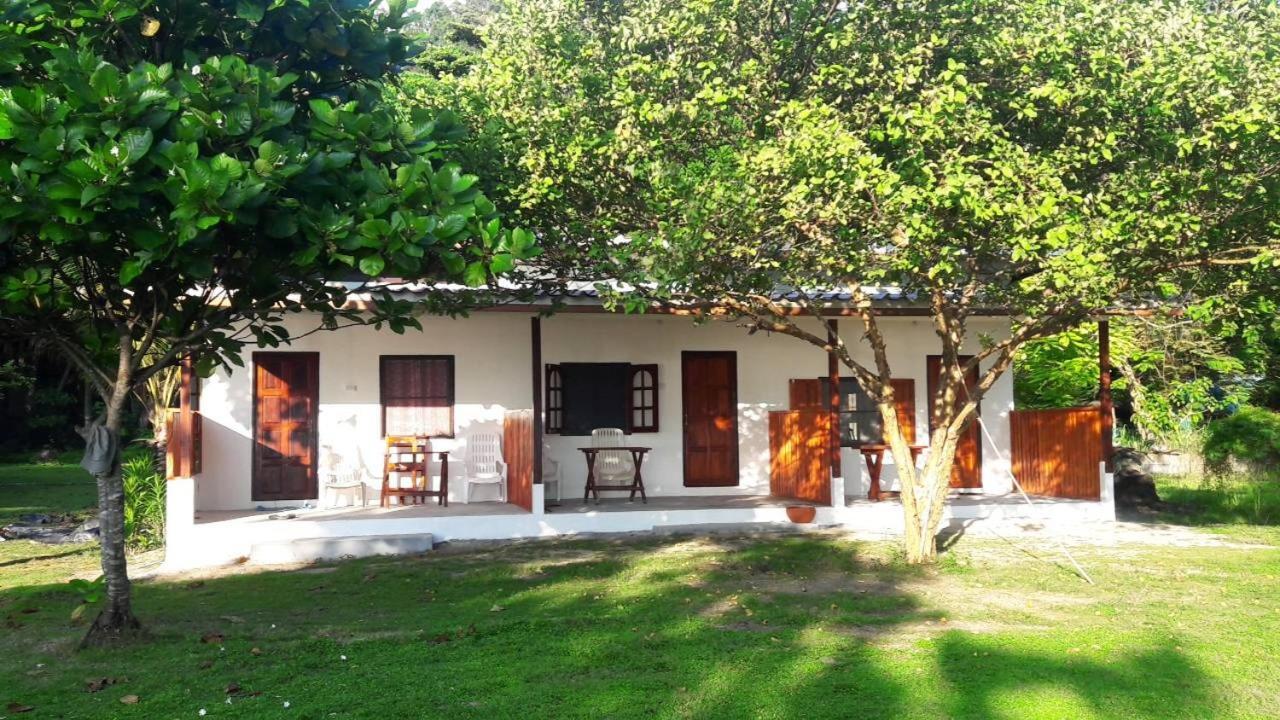 Koh Ngai Seafood Hotel Exterior photo